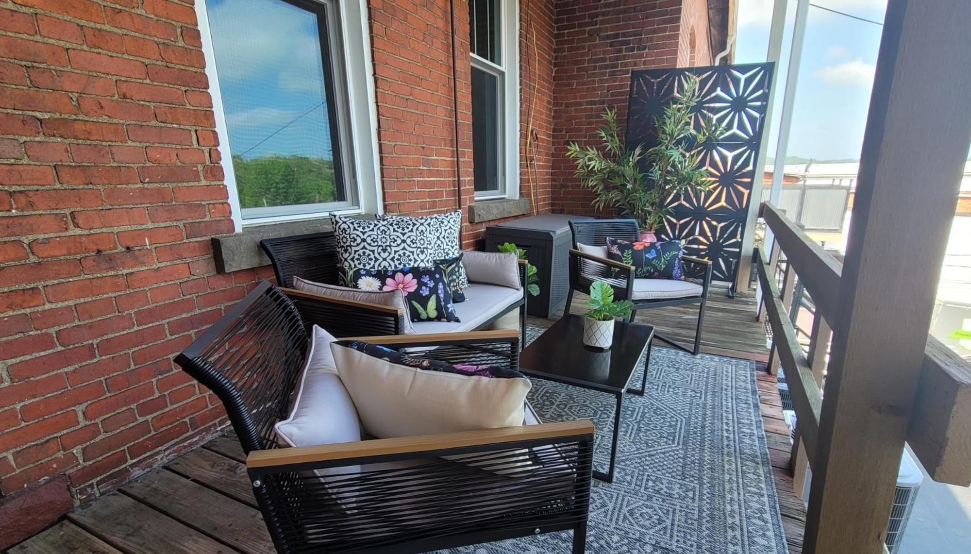 Spacious Luxury Apt In Historic Downtown - Oh Amish Country Millersburg Exterior foto